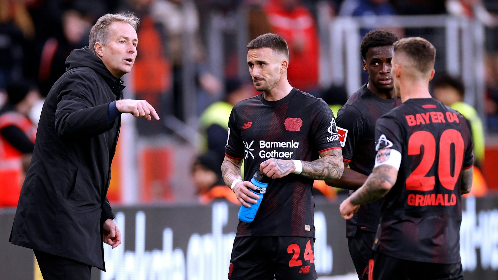 HJULMAND Kasper Trainer Team Bayer 04 Leverkusen mit GARCIA Aleix und GRIMALDO Alejandro mit POKU Ernest DFL Bundesliga Saison 2025-2026 Spiel Bayer 04 Leverkusen - SC Freiburg 2 : 0 am 26. 10. 2025 in Leverkusen DFL REGULATIONS PROHIBIT ANY USE OF PHOTOGRAPHS as IMAGE SEQUENCES and/or QUASI-VIDEO *** HJULMAND Kasper Coach Team Bayer 04 Leverkusen with GARCIA Aleix and GRIMALDO Alejandro with POKU Ernest DFL Bundesliga Season 2025 2026 Match Bayer 04 Leverkusen SC Freiburg 2 0 on 26 10 2025 in Leverkusen DFL REGULATIONS PROHIBIT ANY USE OF PHOTOGRAPHS as IMAGE SEQUENCES and or QUASI VIDEO Copyright: xLacixPerenyix