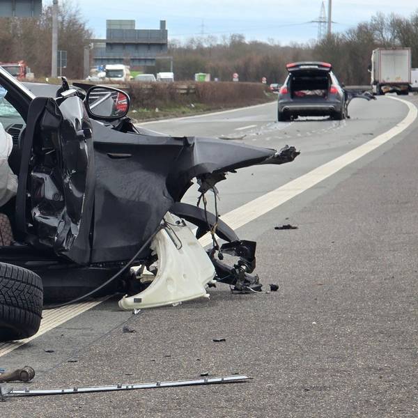 Fahrer und seine Begleiterin waren nach dem Aussteigen aus ihrem Unfallwagen auf der Autobahn 57 von einem folgenden Auto erfasst worden.