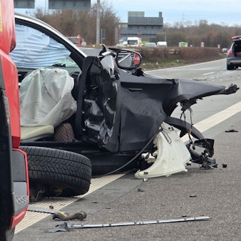 Fahrer und seine Begleiterin waren nach dem Aussteigen aus ihrem Unfallwagen auf der Autobahn 57 von einem folgenden Auto erfasst worden.