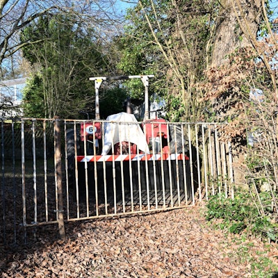 Zu sehen sind die Absperrungen.