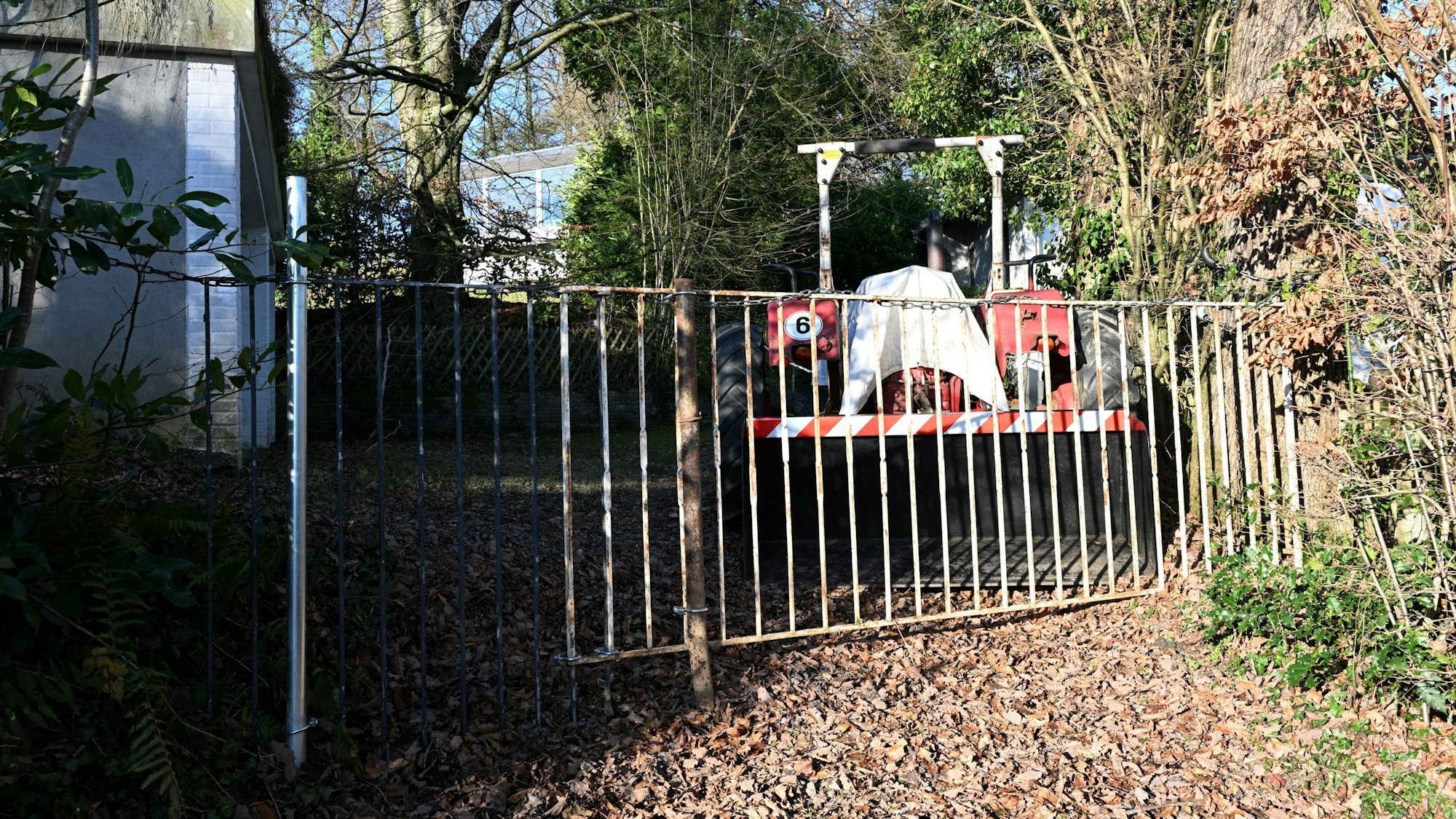 Man sieht das Metallgitter und den Trecker.