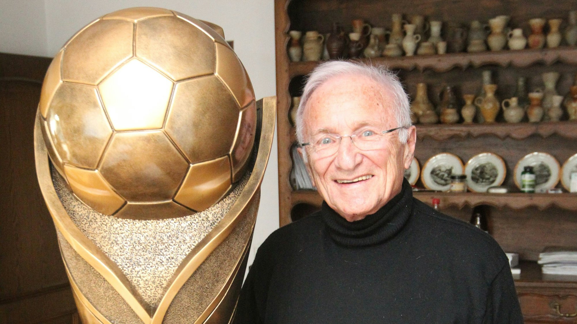 Einen Ehrenplatz im Wohnzimmer wird der Pokal bekommen.