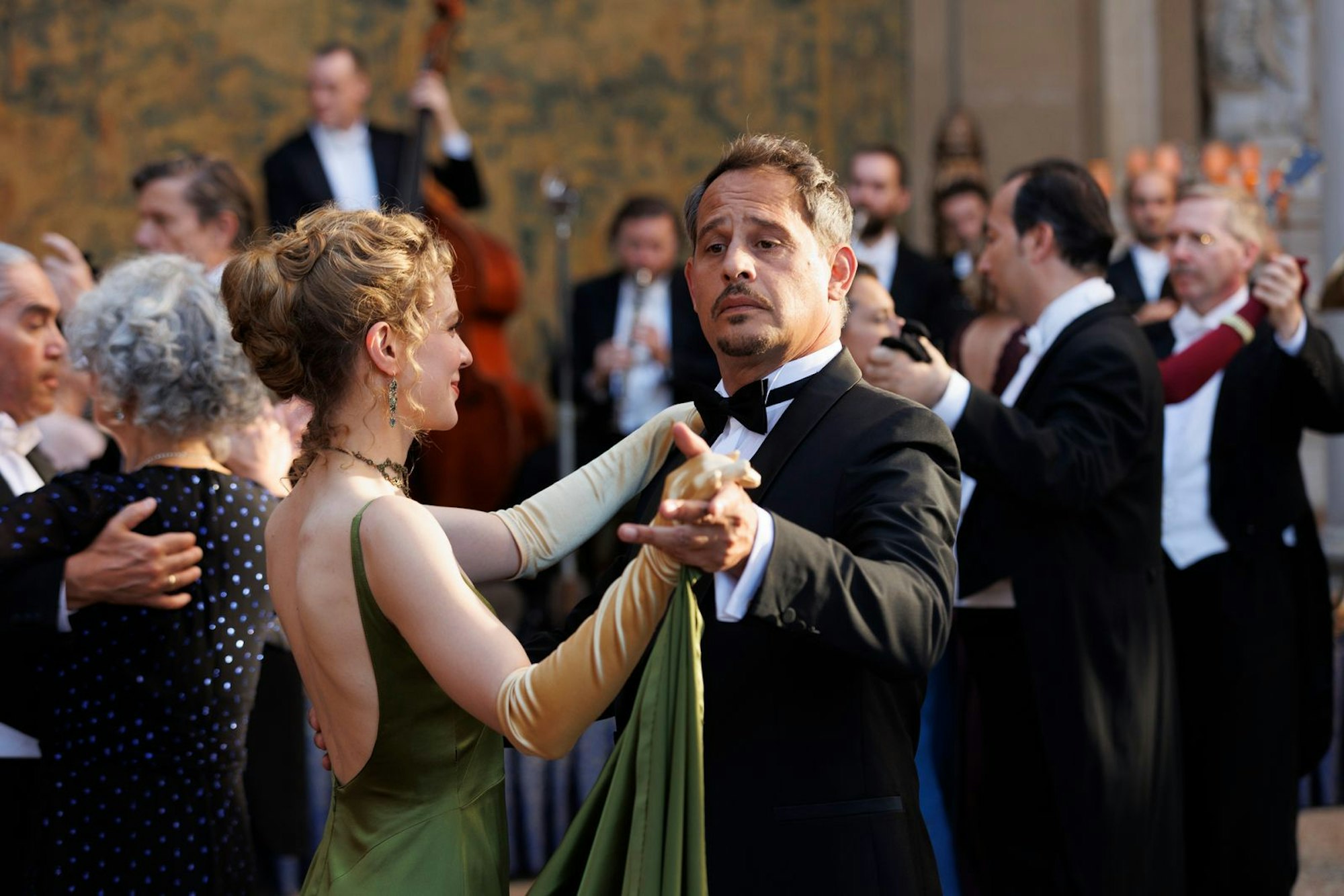 Ist der charmante Franzose Mr. Pommeroy (Moritz Bleibtreu) der richtige Mann für Miss Sophie (Alicia von Rittberg)? (Bild: Frédéric Batier/ BCA)