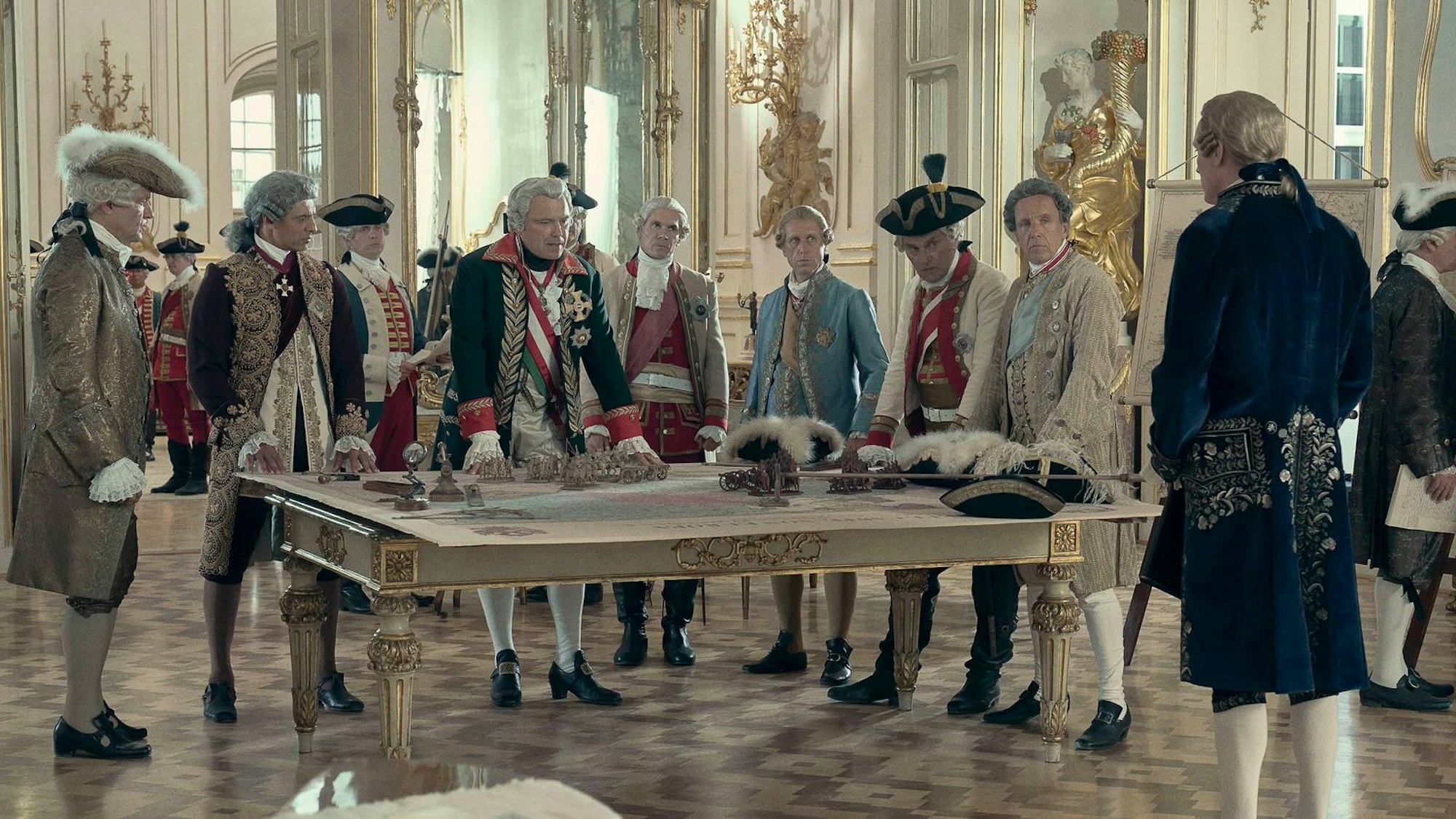 Rory Kinnear (Mitte) spielt den Musik-affinen österreichischen Kaiser Joseph II. Sowohl Salieri als auch Mozart buhlen - mit unterschiedlichen Mitteln - um dessen Gunst. (Bild: © Sky UK Ltd)