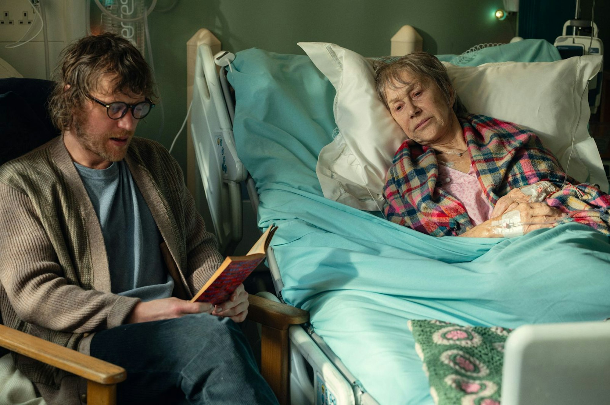 Nesthäkchen Connor (Johnny Flynn) versucht, die gemeinsame Zeit, die ihm und seiner Mutter June (Helen Mirren) noch bleibt, so gut wie möglich zu nutzen. (Bild: Kimberley French/Netflix)