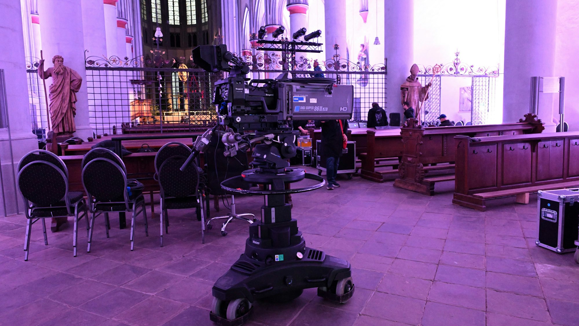 Eine Fernsehkamera steht mitten in einem violett ausgeleuchteten, gotischen Kirchenraum.