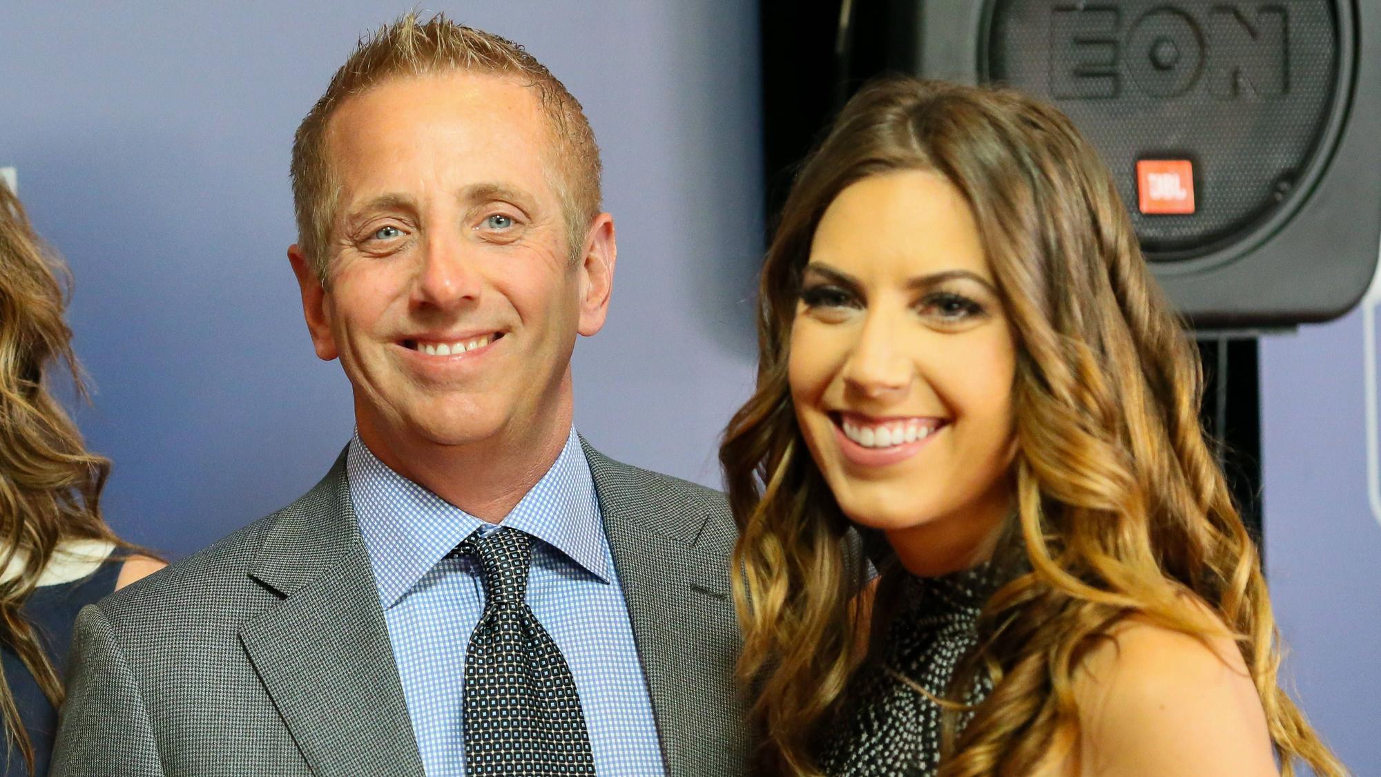 Der frühere NASCAR-Rennfahrer Greg Biffle und seine Ehefrau Cristina lächeln in die Kamera.