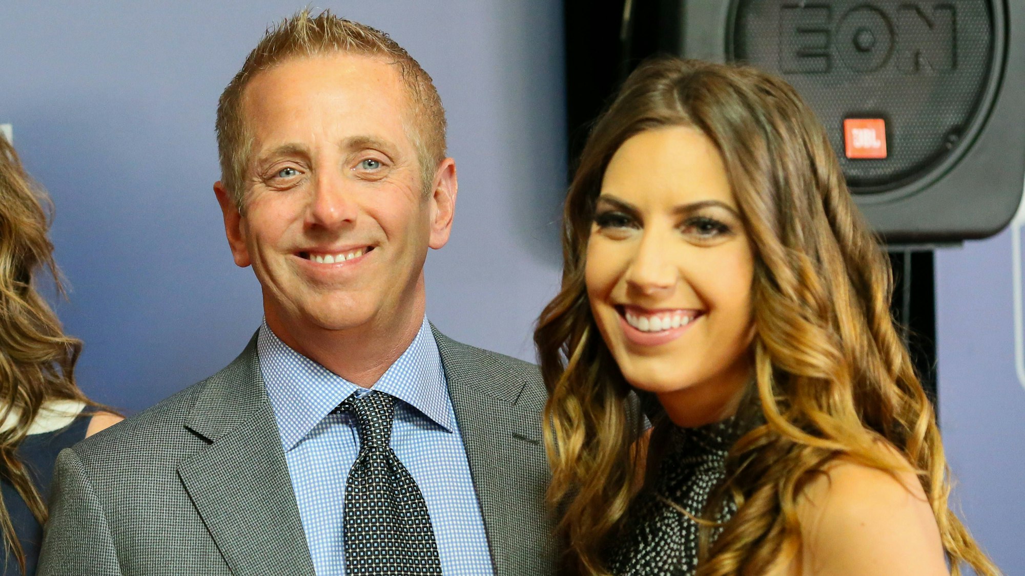 Der frühere NASCAR-Rennfahrer Greg Biffle und seine Ehefrau Cristina lächeln in die Kamera.