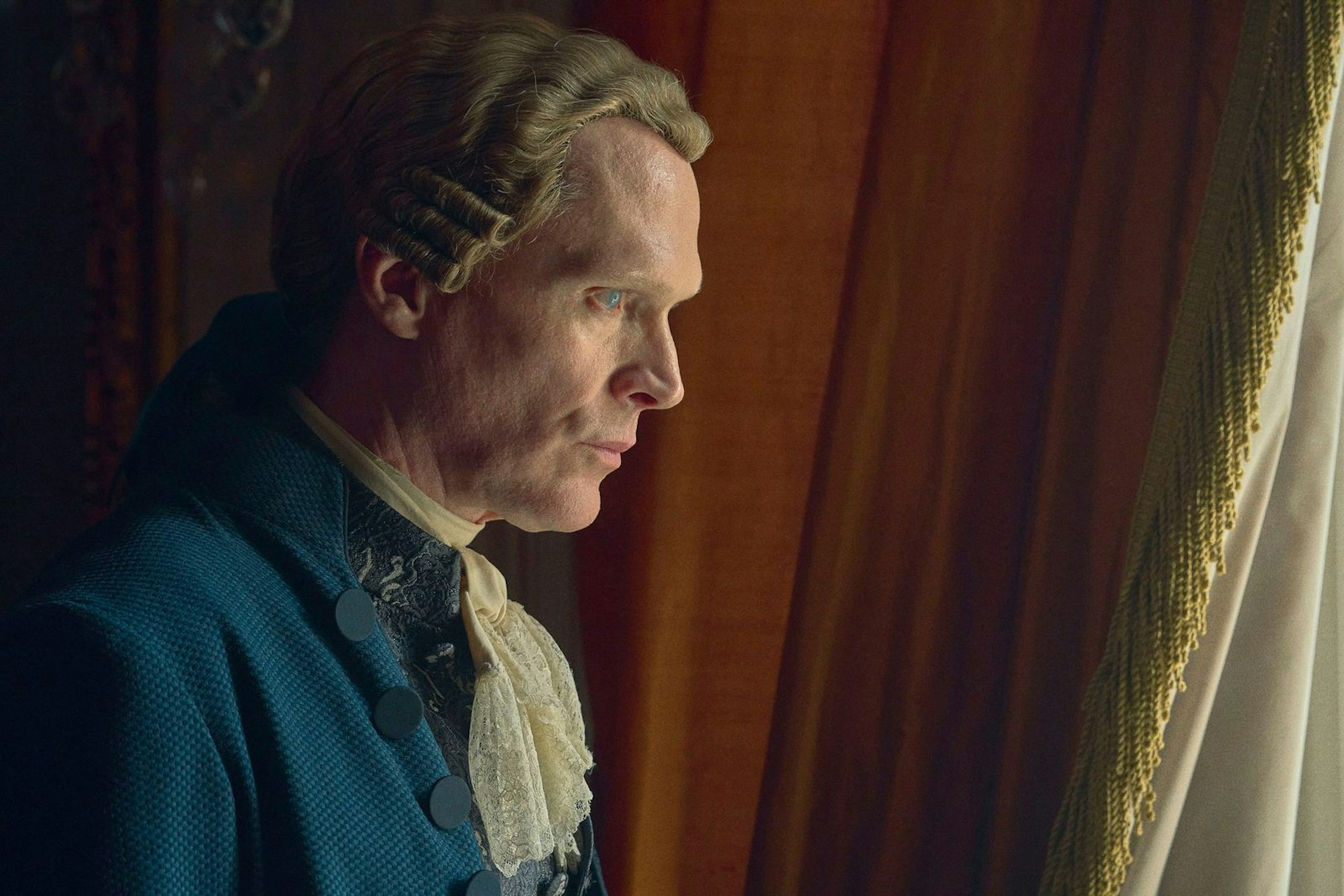 Antonio Salieri (Paul Bettany) ist eine mindestens ebenso interessante Figur wie Mozart selbst. In Peter Shaffers Stück - und in dessen Drehbuch zum Film von 1984 - erlebt man einen fleißigen und frommen Mann mit Beamtenmentalität, der daran zerbricht, dass ihm die künstlerische Genialität fehlt, die ihn unsterblich werden lassen würde. (Bild: Sky UK Ltd)