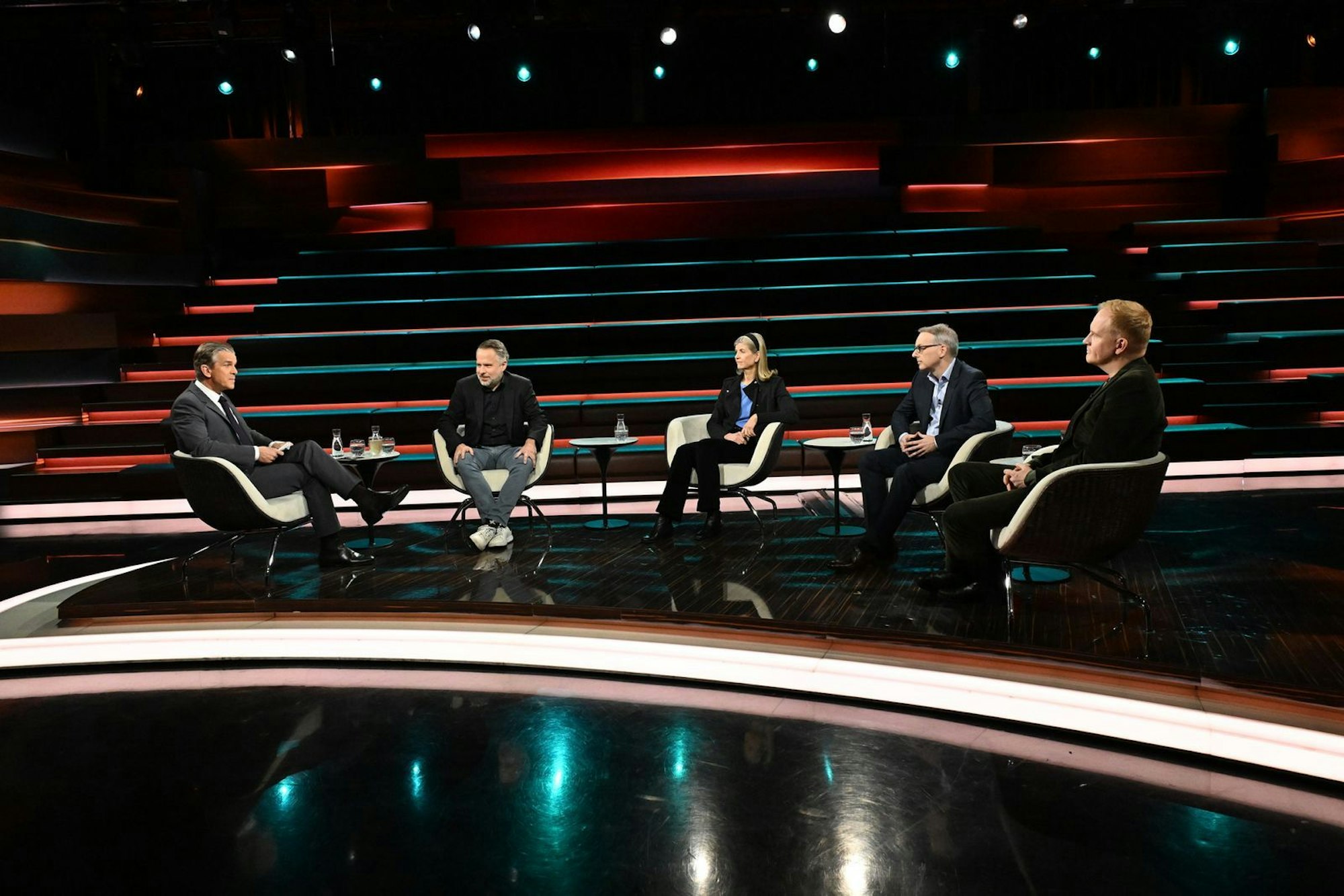 Markus Lanz diskutierte am Donnerstag mit (von links) Andreas Peichl, Dorothea Siems, Sebastian Klüsener und Stefan Schulz. (Bild: ZDF / Markus Hertrich)