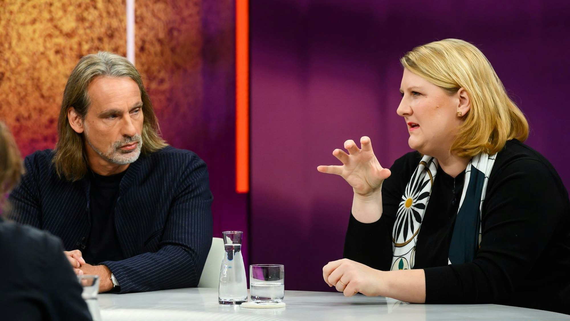 Schriftsteller Richard David Precht bekam bei „Maybrit Illner“ viel Gegenwind - unter anderem von der Politikwissenschaftlerin Liana Fix. (Bild: ZDF/Jule Roehr )