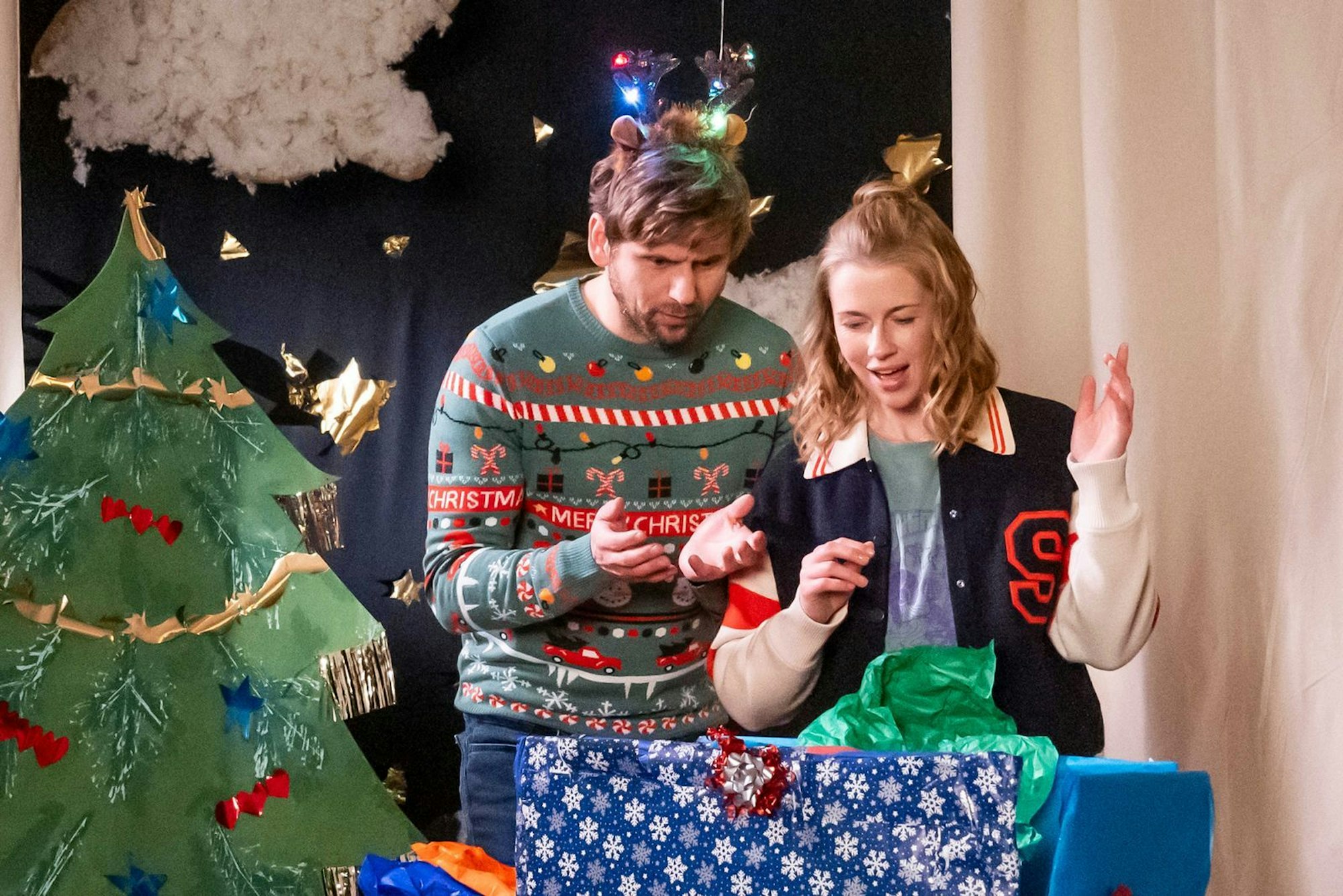 Bodo Hartmann (Steve Windolf) und Liz Schott (Christine Eixenberger) ahnen nicht, was dieses Weihnachtsfest für eine unglaubliche Überraschung für sie bereit hält. (Bild: ZDF / Christoph Assmann)