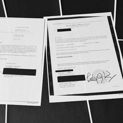 In diesem vom US-Justizministerium freigegebenen Dokument ist zu sehen, dass die New Yorker Grand Jury Vorladungen zu den Ermittlungen gegen Jeffrey Epstein und Ghislaine Maxwell erlassen hat. Dahinter sind Seiten mit Schwärzungen.