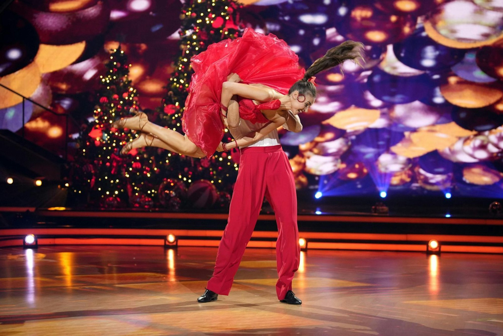 Bei seinem langsamen Walzer leistete sich Diego Pooth einen beinahe verhängnisvollen Patzer. (Bild: RTL / Stefan Gregorowius)