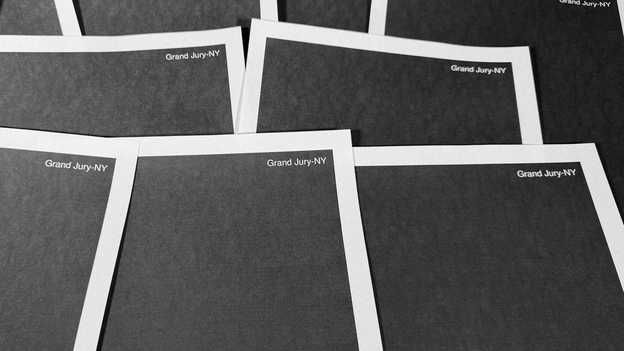 19.12.2025, USA, Washington: Seiten aus einer vollständig geschwärzten New Yorker Grand Jury-Akte über Jeffrey Epstein und Ghislaine Maxwell, die vom US-Justizministerium freigegeben wurde, wird am Freitag, 19. Dezember 2025, in Washington fotografiert. Foto: Jon Elswick/AP/dpa +++ dpa-Bildfunk +++