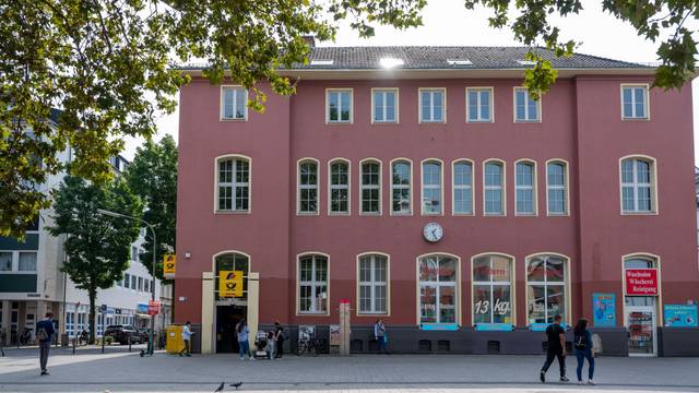 Das Bild zeigt die das Gebäude der Filialen von Postbank und Deutsche Post in Köln-Kalk. Foto: Uwe Weiser