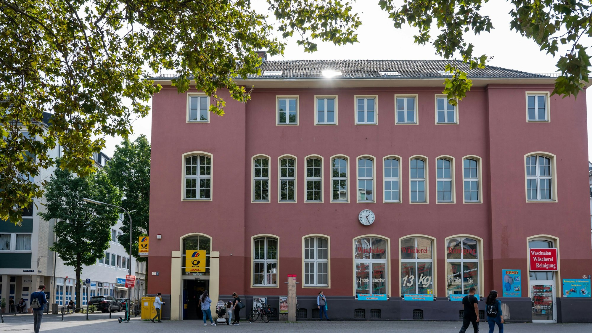 Das Bild zeigt die das Gebäude der Filialen von Postbank und Deutsche Post in Köln-Kalk. Foto: Uwe Weiser