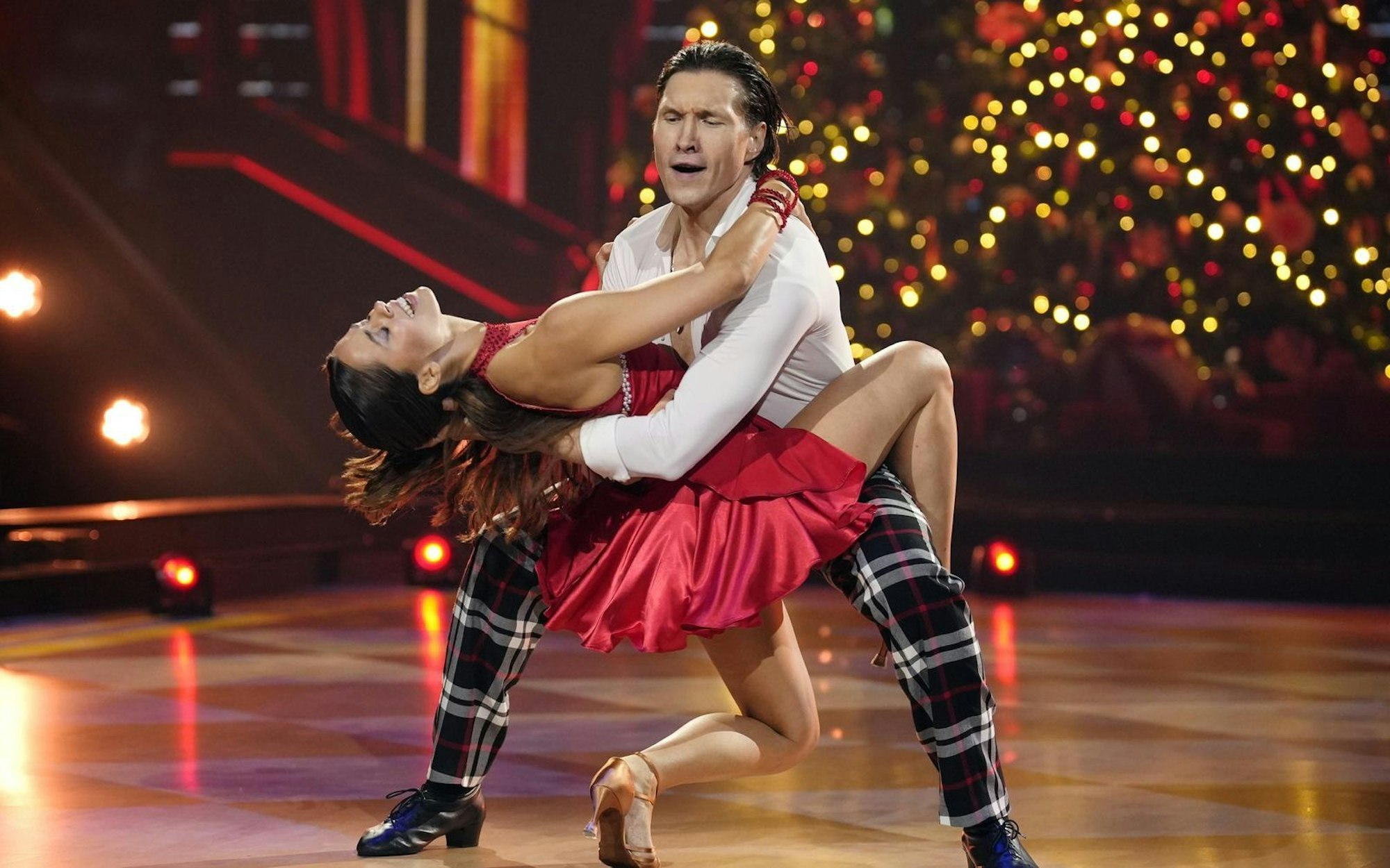 Was für ein Cha Cha Cha: Nach dem Tanz von Vaneassa Mai und Evgeny Vinokurov war die „Let's Dance“-Jury völlig aus dem Häuschen. Für den Sieg reichte es trotzdem nicht. (Bild: RTL / Stefan Gregorowius)