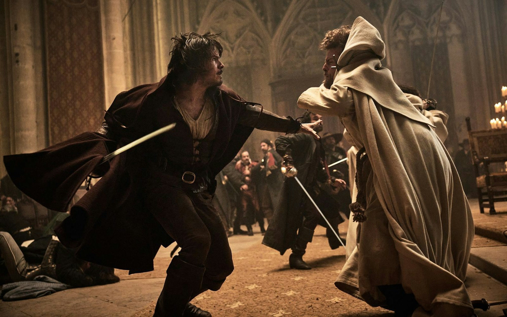 Später sind sie Verbündete, hier aber wird erst einmal gekämpft: D'Artgnan (François Civil, links) und Aramis (Romain Duris). (Bild: ZDF/Julien Panié)