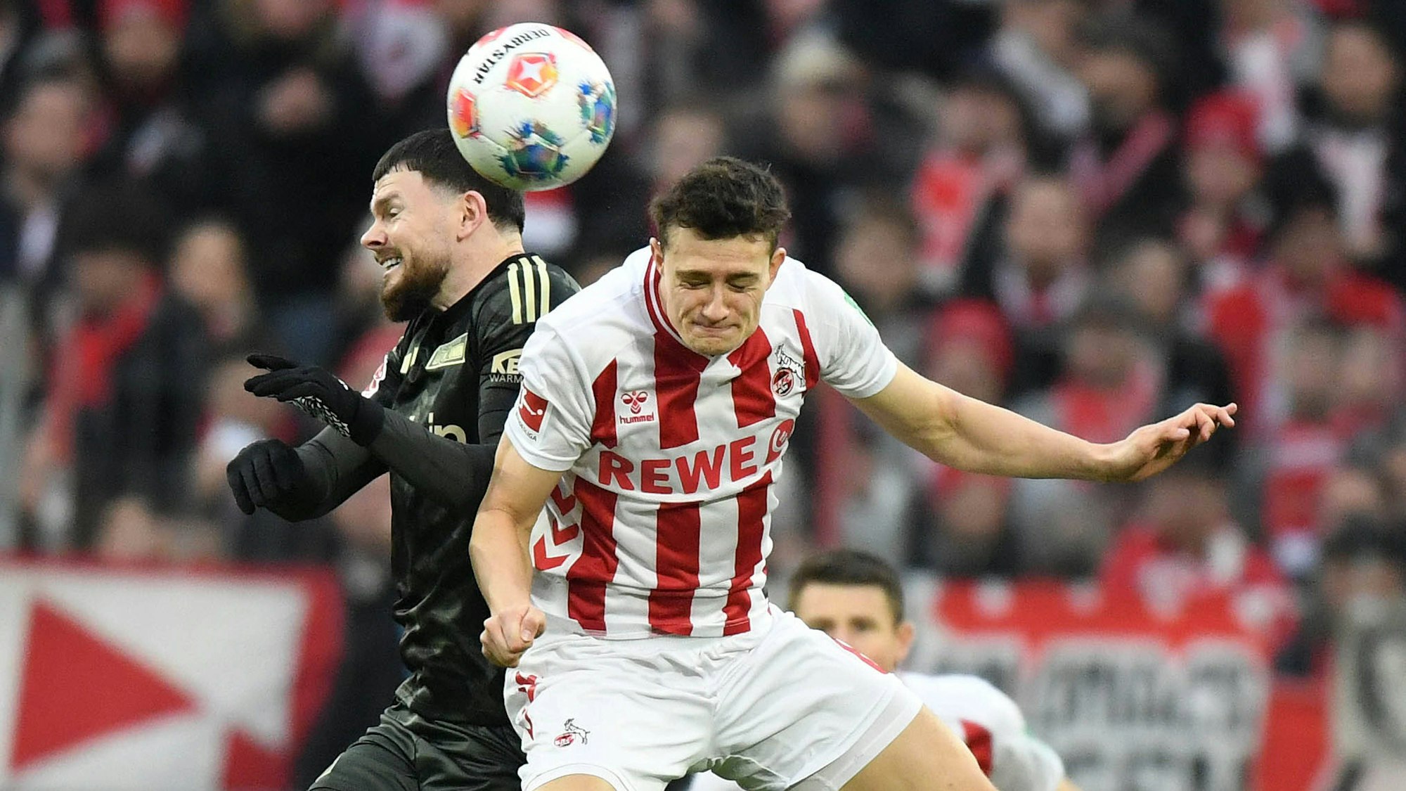 Oliver Burke im Duell mit FC-Verteidiger Eric Martel