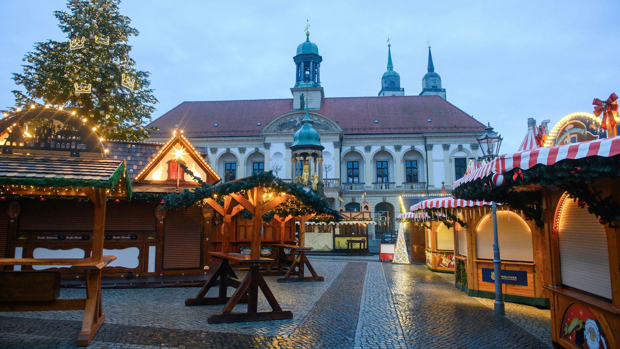 Blick auf die geschlossenen Buden des Magdeburger Weihnachtsmarkts. Aus Anlass des Anschlags vor einem Jahr mit sechs Toten und über 300 Verletzten bleibt der Markt heute geschlossen.