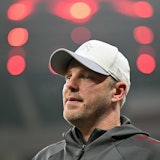 Trainer Lukas Kwasniok steht im Stadion.