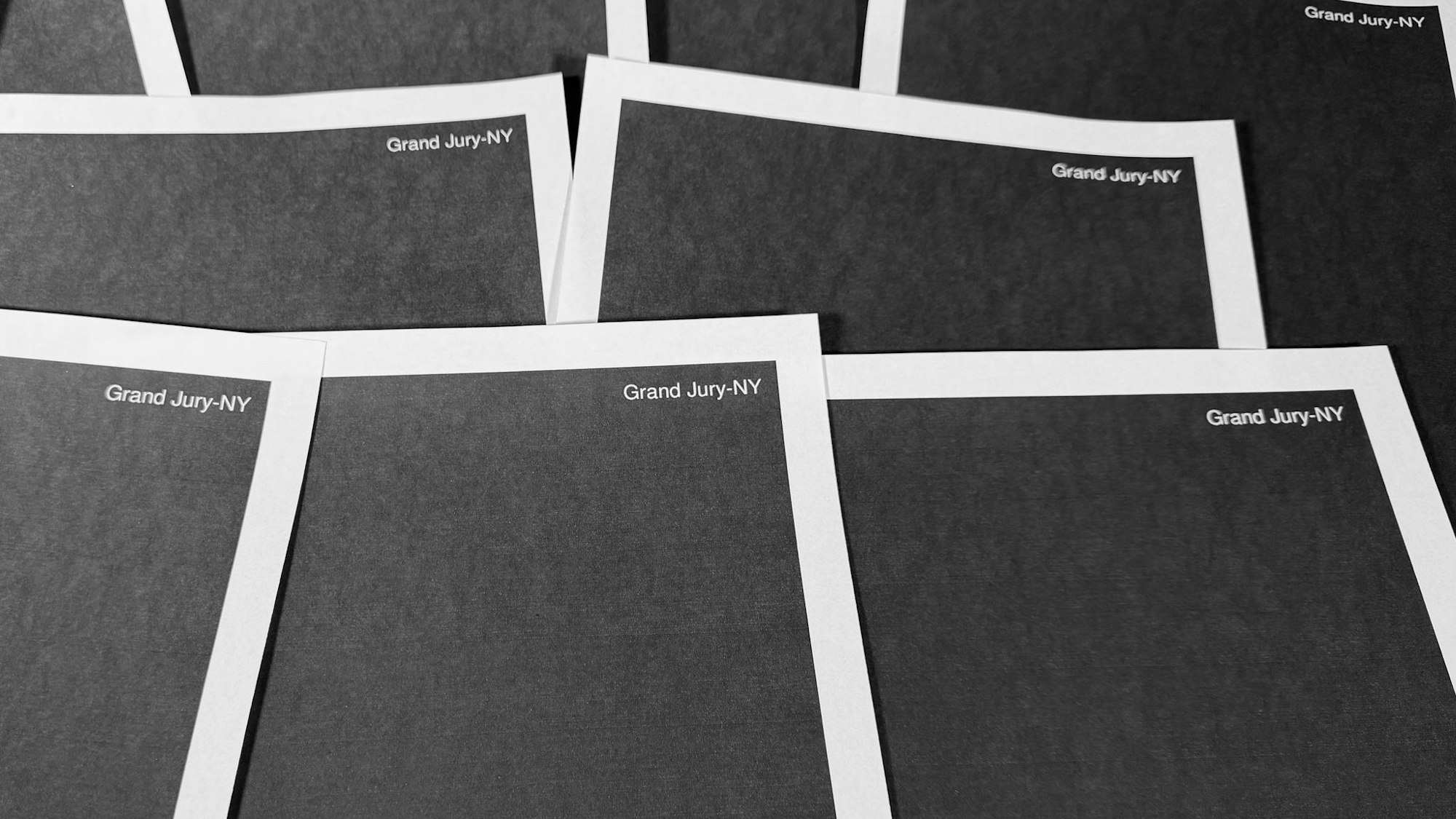 Zum Teil sind seitenweise Dokumente geschwärzt.