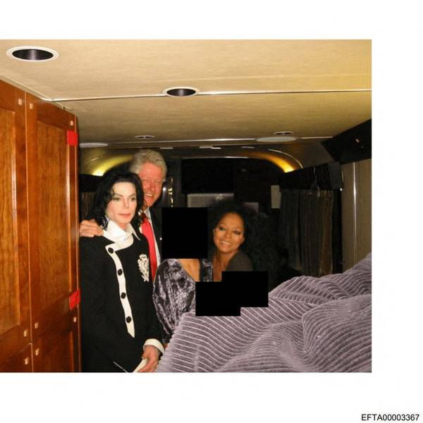 Bill Clinton legt seine Hand auf die Schulter von Michael Jackson (l.). Diana Ross sitzt daneben.