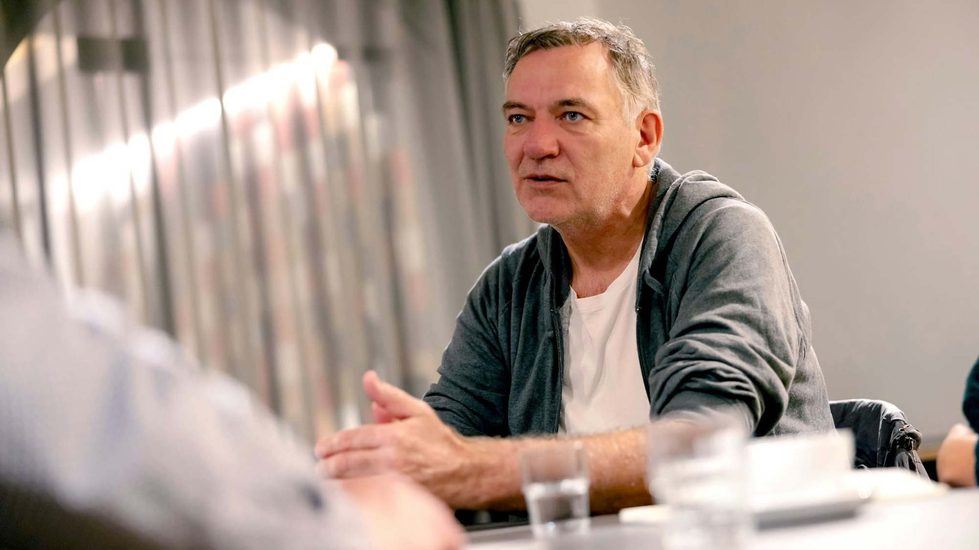 "Ich übertreibe leider nicht": Linkenchef Jan van Aken glaubt, dass eine Wehrpflicht der nächste Schritt sein wird.