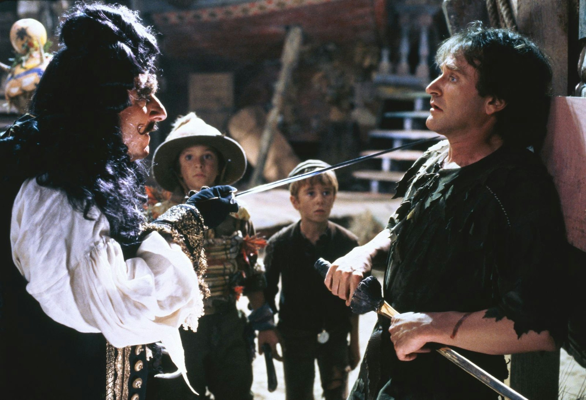 Hat noch eine Rechnung mit Peter Pan offen: Captain Hook (Dustin Hoffman, links). (Bild: ZDF/TriStar Pictures)