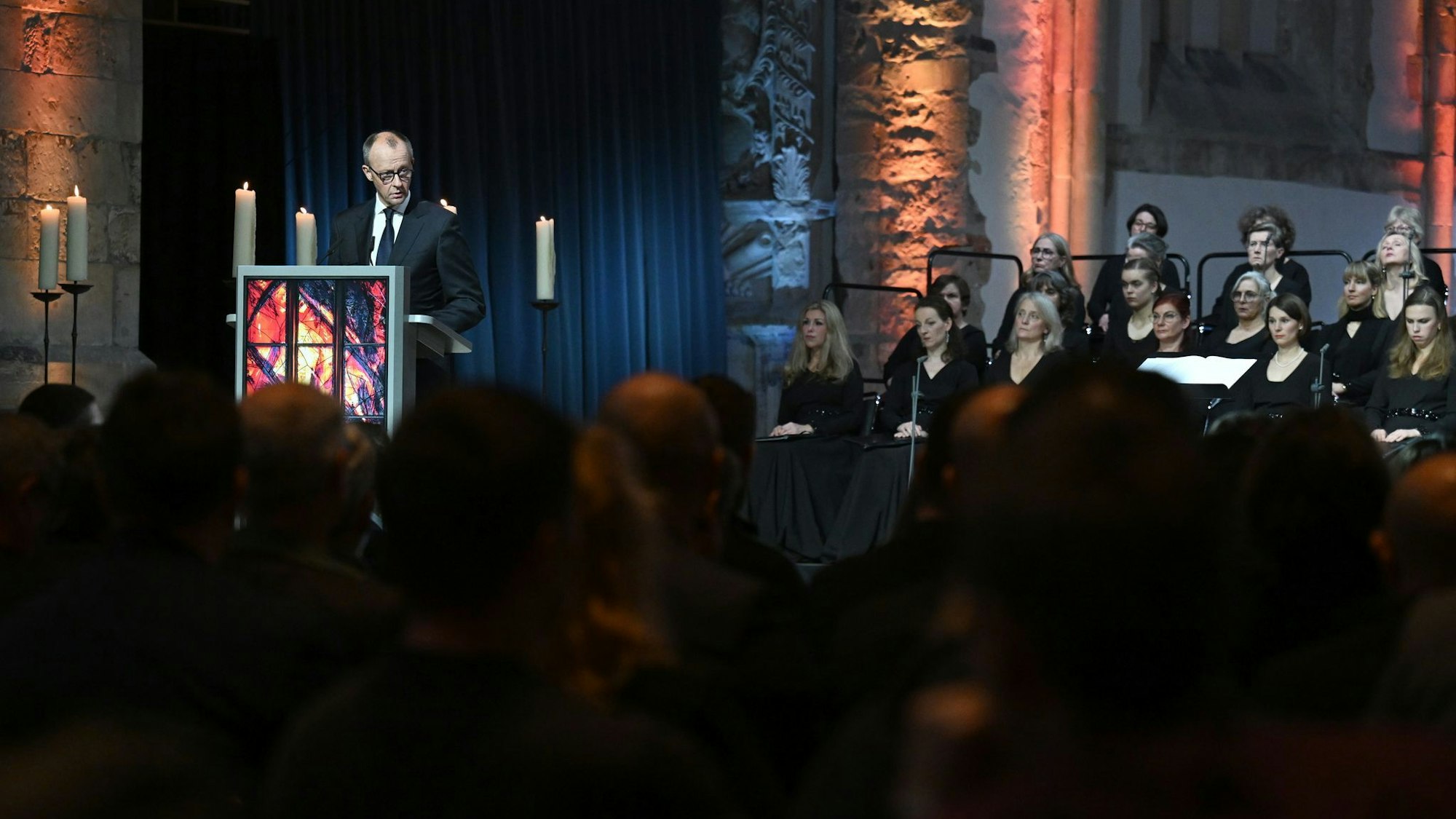 Bundeskanzler Friedrich Merz (CDU) spricht in der Johanniskirche bei der Gedenkveranstaltung für Betroffene und Hinterbliebene ein Jahr nach dem Anschlag auf dem Magdeburger Weihnachtsmarkt.