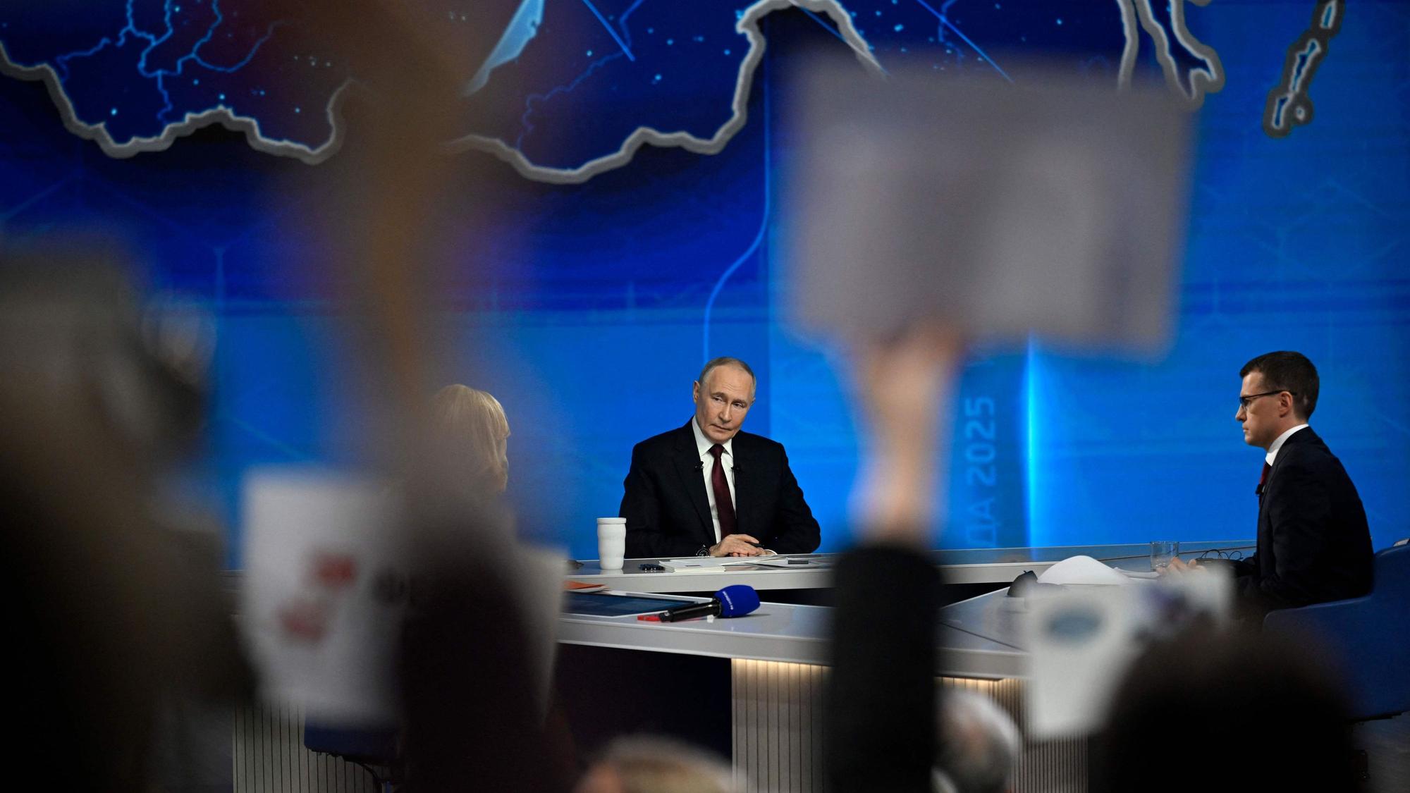 Der russische Präsident Wladimir Putin während seiner jährlichen Pressekonferenz und Anrufsendung am Gostinny Dvor in Moskau.