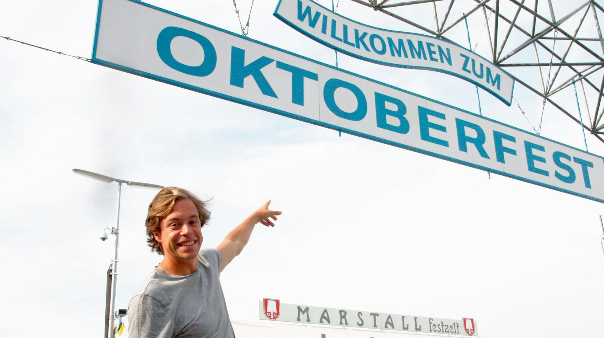 Tobias Krell blickte als „Checker Tobi“ auch hinter die Kulissen des weltgrößten Volksfests. (Bild: BR/Antonia Simm)