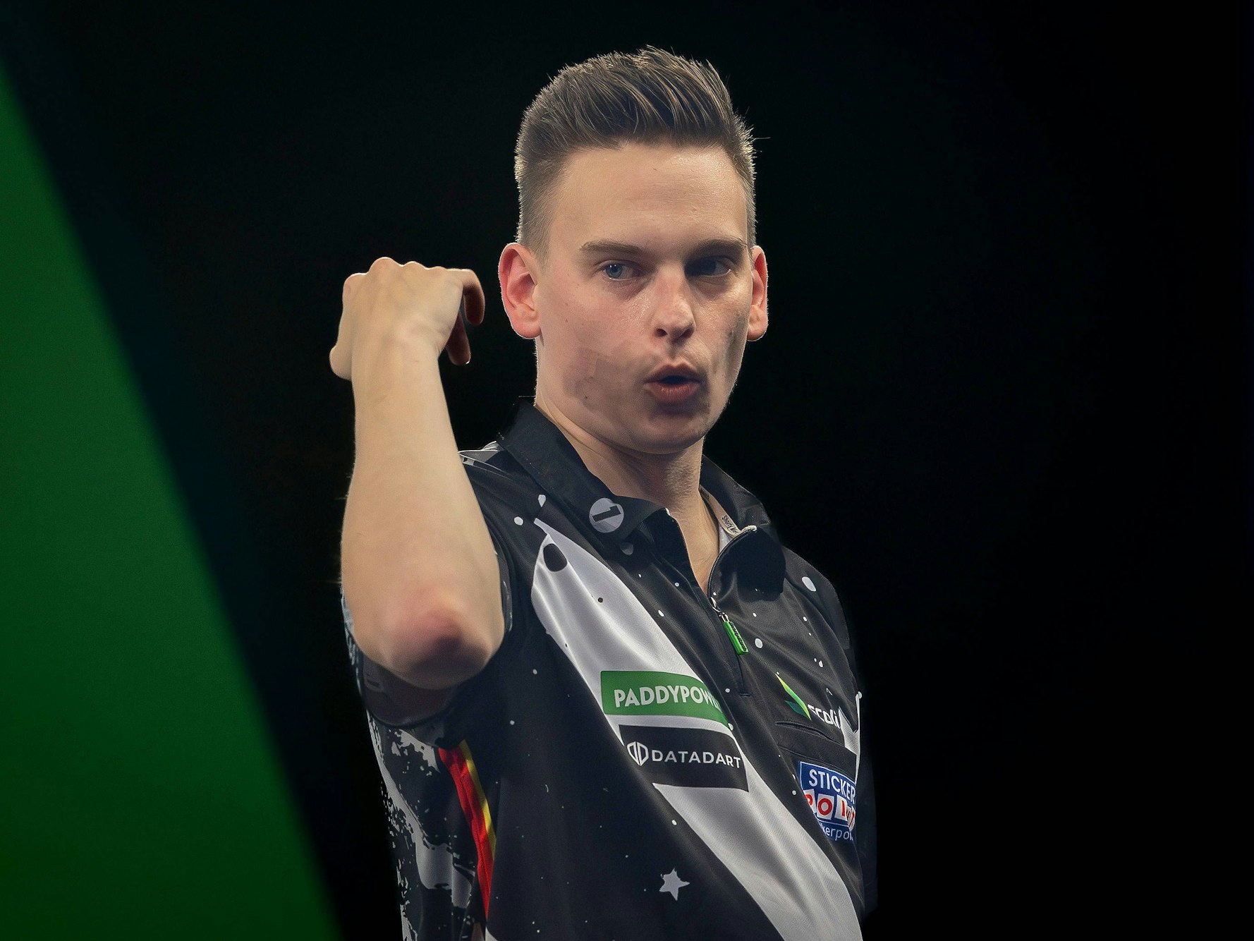 Ricardo Pietreczko jubelt mit geballter Faust und steht in der dritten Runde der Darts-WM.