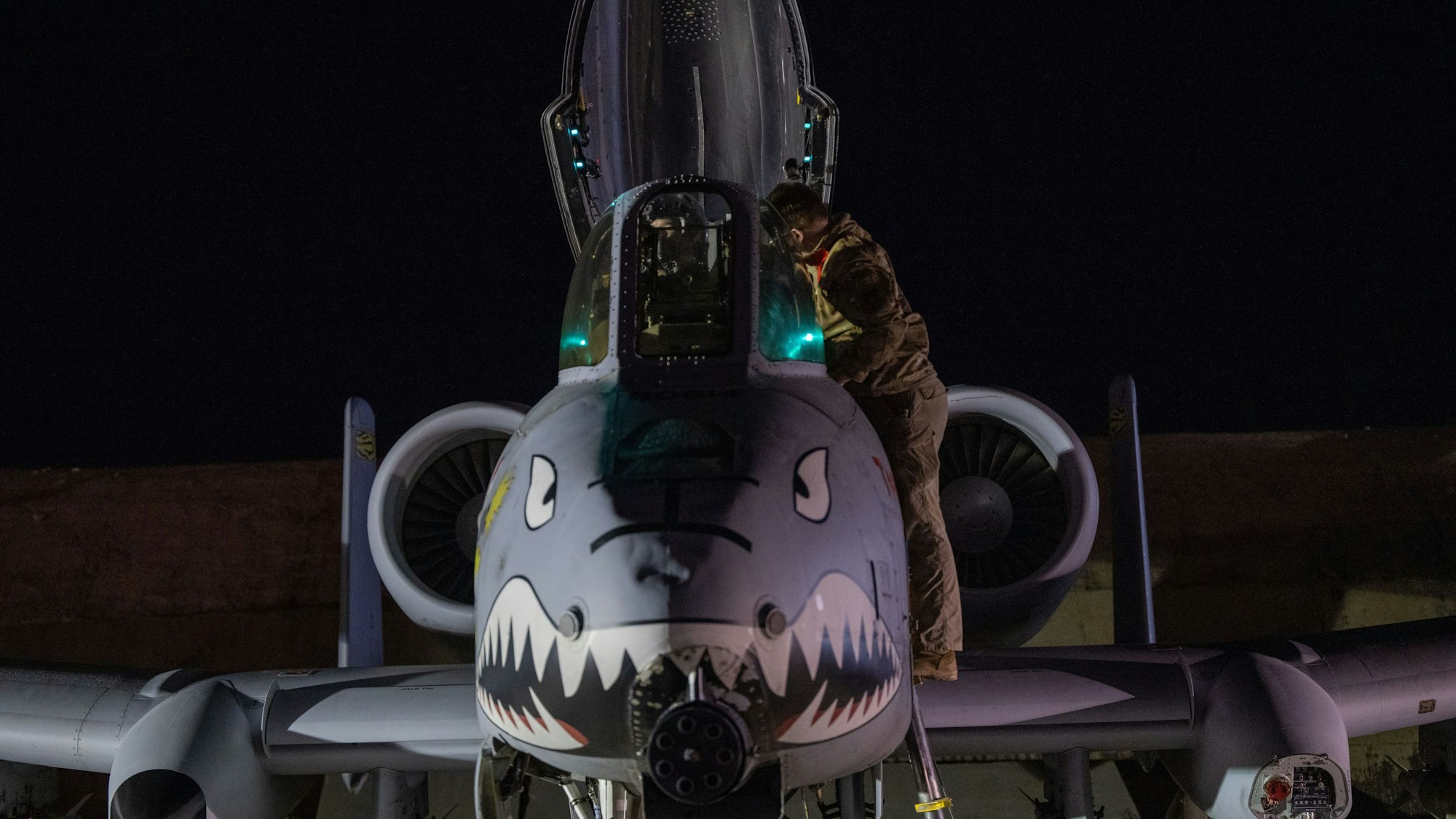 Dieses von der US-Luftwaffe zur Verfügung gestellte Foto zeigt einen US-Luftwaffenangehörigen, der eine A-10 Thunderbolt II für den Flug von einem Stützpunkt im Verantwortungsbereich des US-Zentralkommandos vorbereitet zur Unterstützung der Operation Hawkeye Strike.