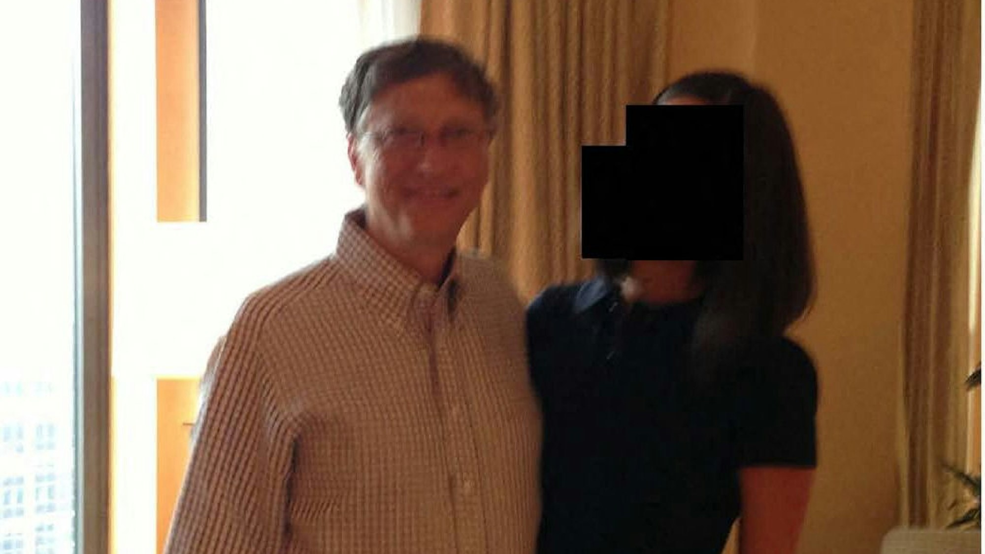 Microsoft-Gründer Bill Gates posiert auf einem bereits früher veröffentlichten Foto aus dem Epstein-Nachlass mit einer unbekannten Frau. (Archivbild)