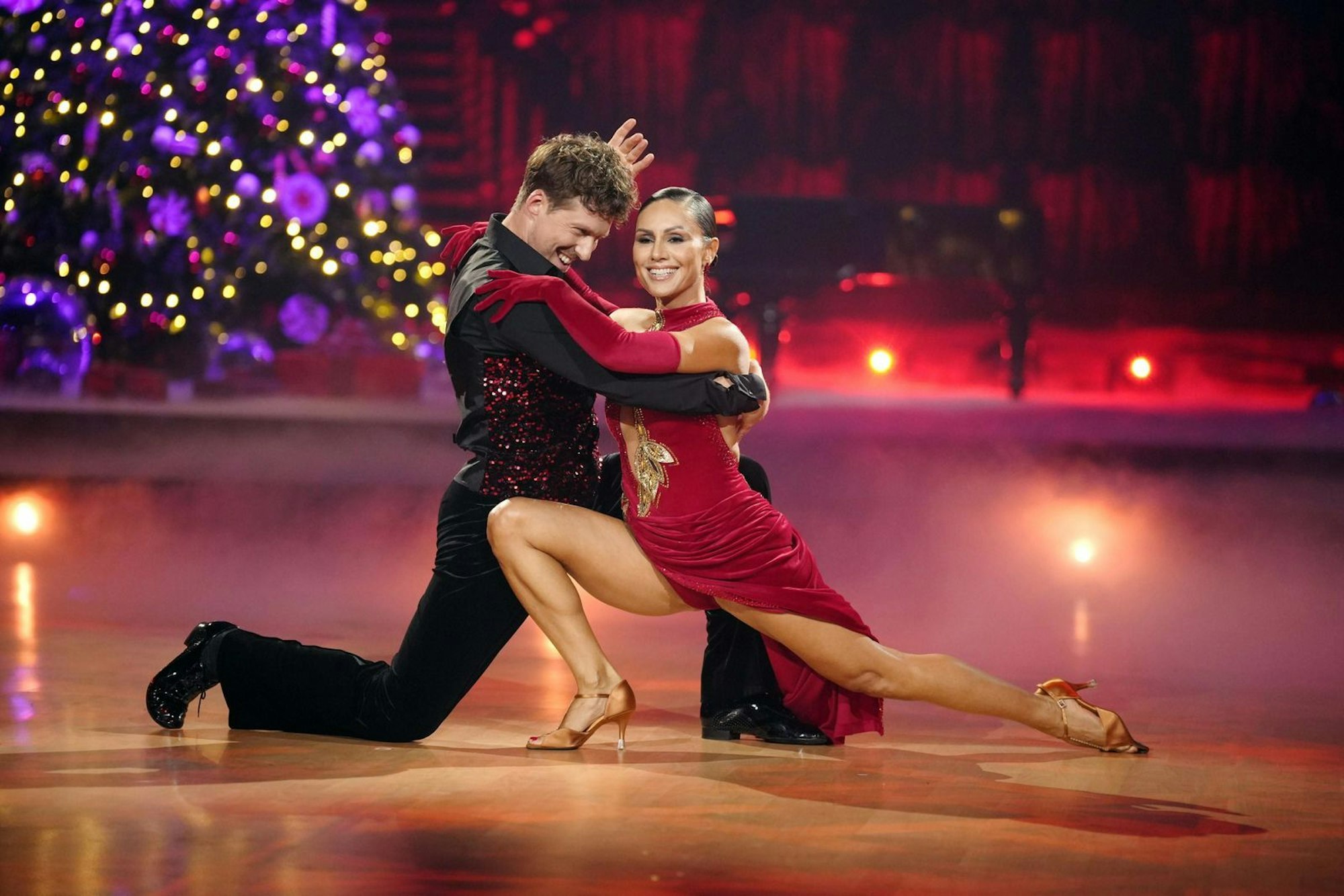 Nazan Eckes bot einen Tango zu „Feliz Navidad“ dar und verdrehte damit Jorge González den Kopf: „Was für eine Augenweide!“ (Bild: RTL / Stefan Gregorowius)