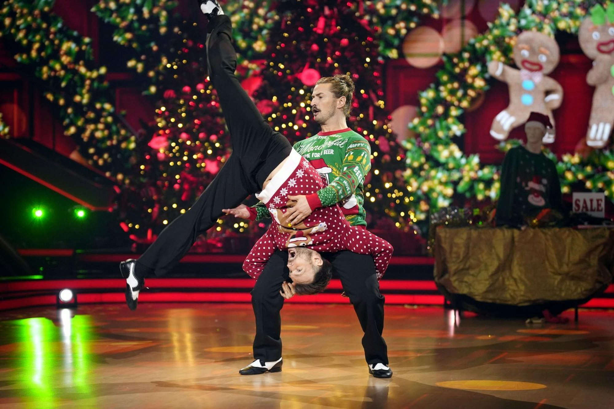 Das Dreamteam Nicolas Puschmann und Vadim Garbuzov zeigte Slaptstick und großes Können bei ihrem Weihnachts-Charleston. (Bild: RTL / Stefan Gregorowius)