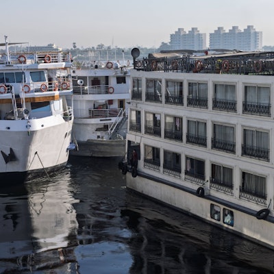 Geparkte Kreuzfahrtschiffe auf dem Nil in Ägypten.