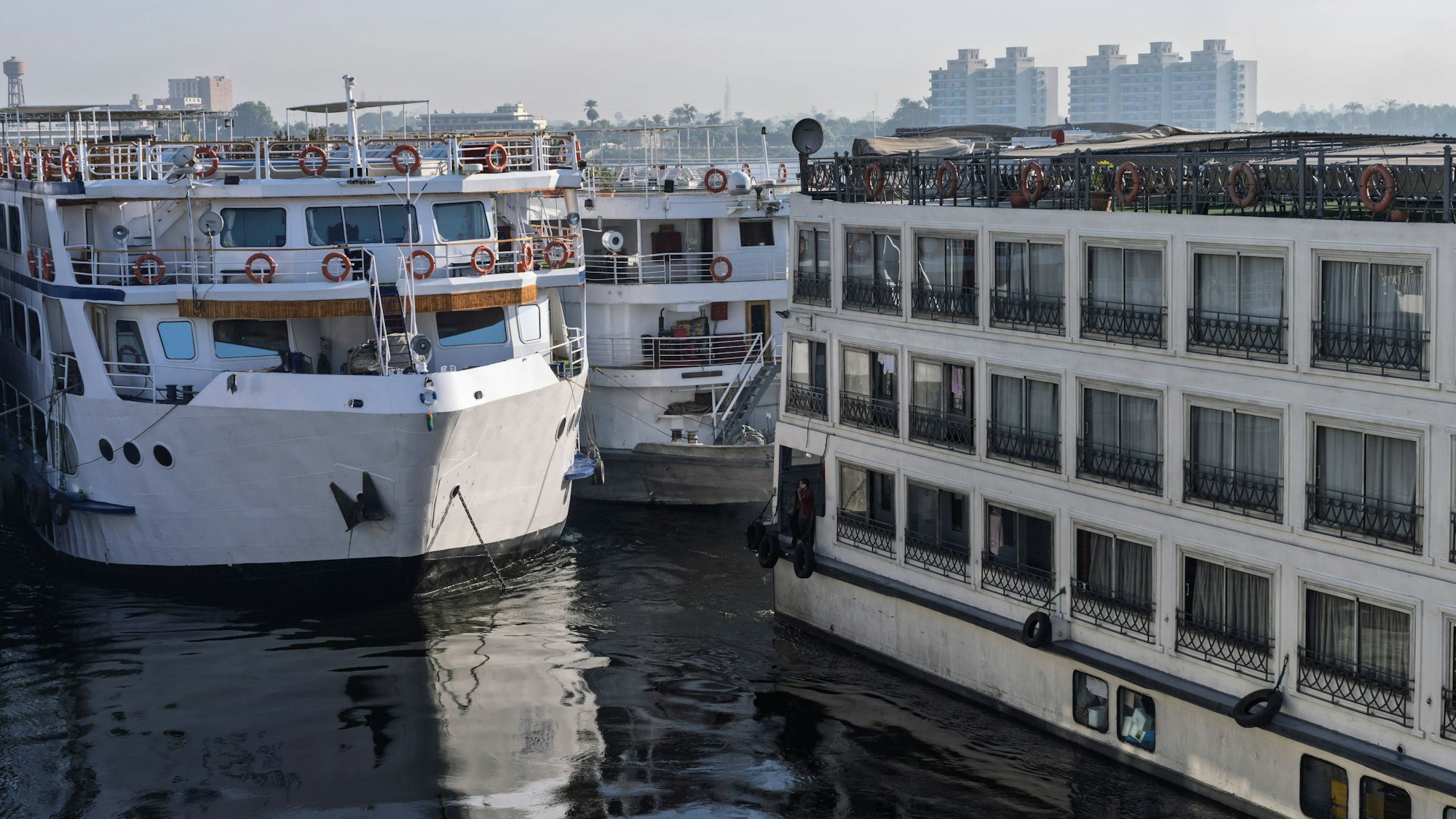 Geparkte Kreuzfahrtschiffe auf dem Nil in Ägypten.