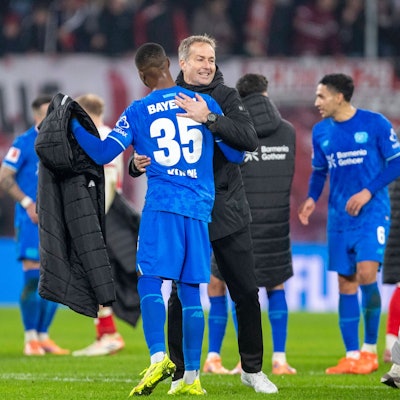 GER, Leipzig, Fußball, DFL Bundesliga, 15. Spieltag, RB Leipzig vs. Bayer Leverkusen im Bild v.l.: Christian Kofane Bayer Leverkusen 35, Kasper Hjulmand Trainer Bayer Leverkusen, jubelnd, umarmen sich nach Abpfiff 20.12.2025, Red-Bull Arena Leipzig DFL/DFB REGULATIONS PROHIBIT ANY USE OF PHOTOGRAPHS AS IMAGE SEQUENCES AND/OR QUASI-VIDEO, *** GER, Leipzig, Soccer, DFL Bundesliga, Matchday 15, RB Leipzig vs Bayer Leverkusen in picture from l Christian Kofane Bayer Leverkusen 35 , Kasper Hjulmand Coach Bayer Leverkusen , cheering, hugging each other after final whistle 20 12 2025, Red Bull Arena Leipzig DFL DFB REGULATIONS PROHIBIT ANY USE OF PHOTOGRAPHS AS IMAGE SEQUENCES AND OR QUASI VIDEO, Copyright: HMBxMedia/PaulxFritz