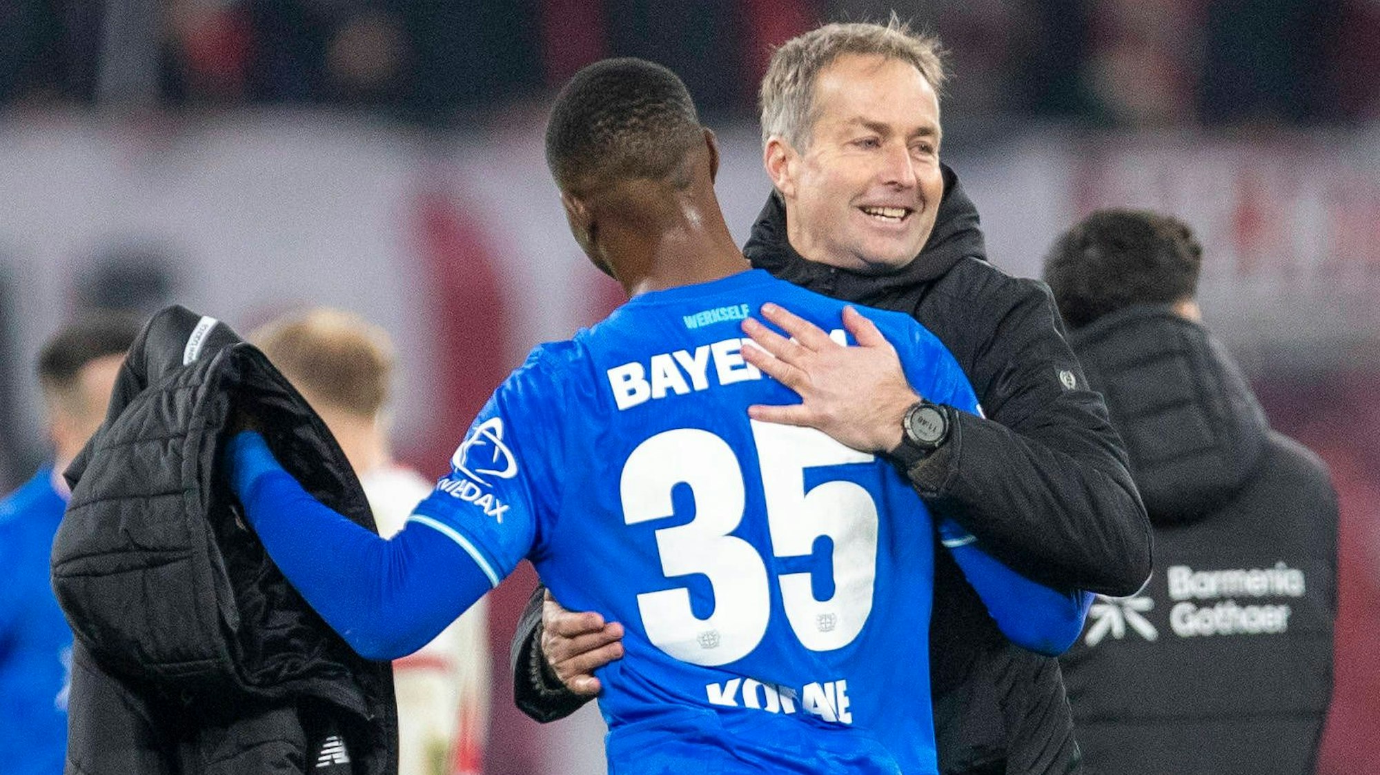 GER, Leipzig, Fußball, DFL Bundesliga, 15. Spieltag, RB Leipzig vs. Bayer Leverkusen im Bild v.l.: Christian Kofane Bayer Leverkusen 35, Kasper Hjulmand Trainer Bayer Leverkusen, jubelnd, umarmen sich nach Abpfiff 20.12.2025, Red-Bull Arena Leipzig DFL/DFB REGULATIONS PROHIBIT ANY USE OF PHOTOGRAPHS AS IMAGE SEQUENCES AND/OR QUASI-VIDEO, *** GER, Leipzig, Soccer, DFL Bundesliga, Matchday 15, RB Leipzig vs Bayer Leverkusen in picture from l Christian Kofane Bayer Leverkusen 35 , Kasper Hjulmand Coach Bayer Leverkusen , cheering, hugging each other after final whistle 20 12 2025, Red Bull Arena Leipzig DFL DFB REGULATIONS PROHIBIT ANY USE OF PHOTOGRAPHS AS IMAGE SEQUENCES AND OR QUASI VIDEO, Copyright: HMBxMedia/PaulxFritz