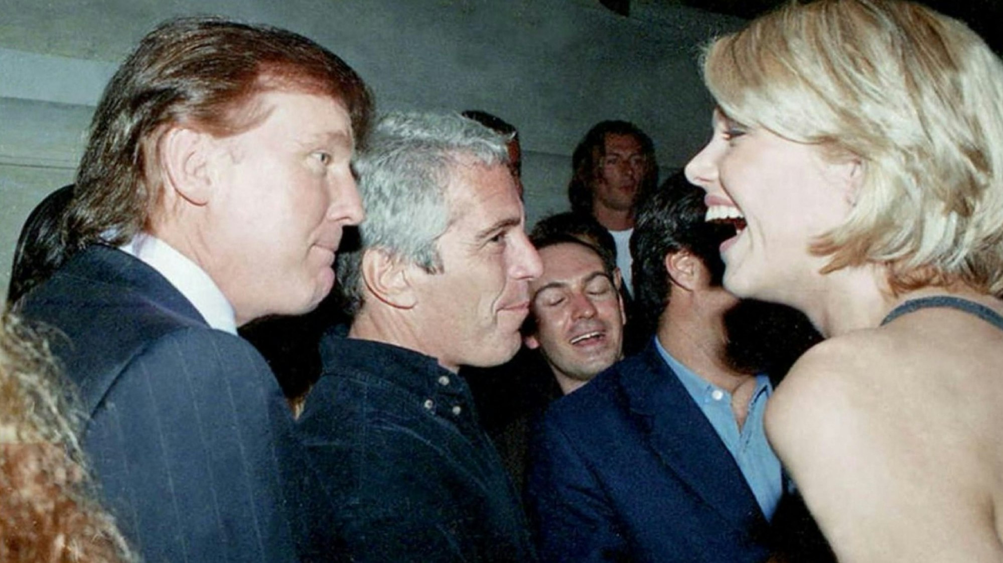Ein undatiertes Foto aus den „Epstein-Files“ zeigt Donald Trump zusammen mit Jeffrey Epstein. (Archivbild)