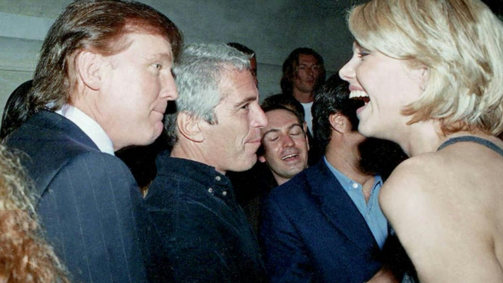 US-Präsident Trump kannte Epstein gut, wie frühere Fotos zeigen.