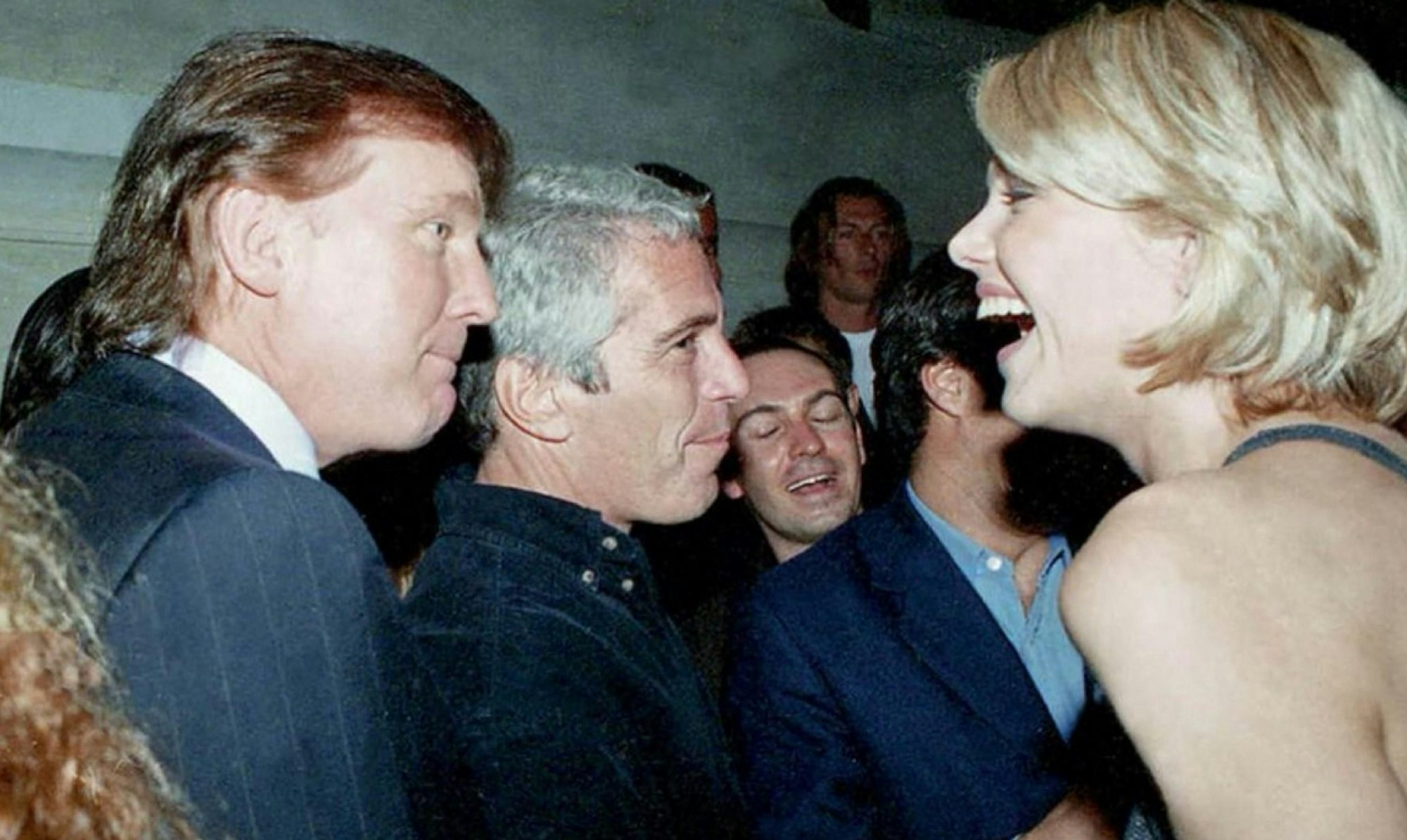 Jeffrey Epstein (Mitte) im Gespräch mit Donald Trump (l.) und einer Frau mit blonden Haaren.