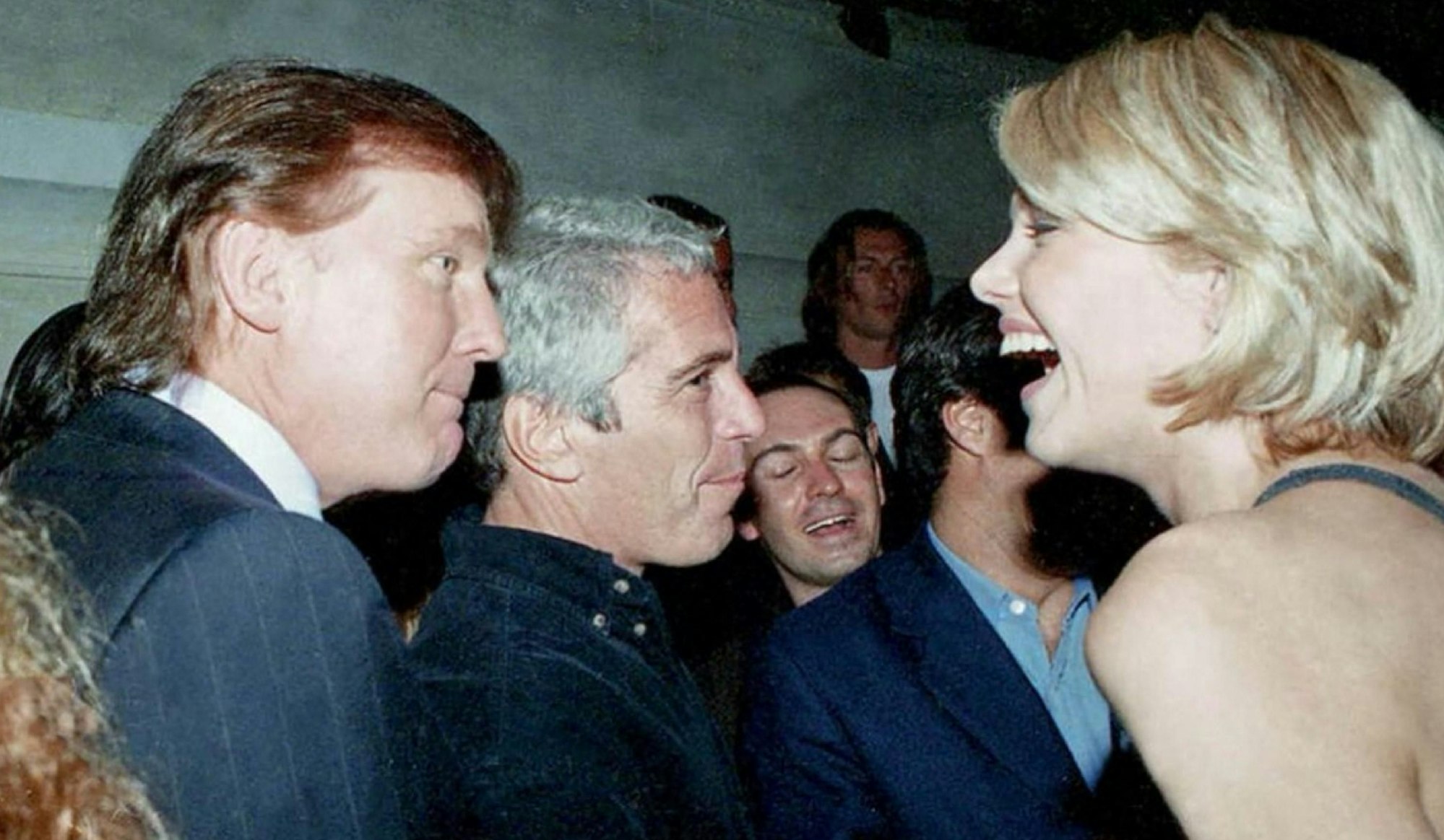 Das Foto aus der persönlichen Sammlung von Jeffrey Epstein wurde am 12. Dezember 2025 von den US-Demokraten im Aufsichtsausschuss des Repräsentantenhauses zur Verfügung gestellt. Es zeigt US-Präsident Donald Trump (links) neben Epstein (Mitte), im Gespräch mit einer unbekannten Frau.