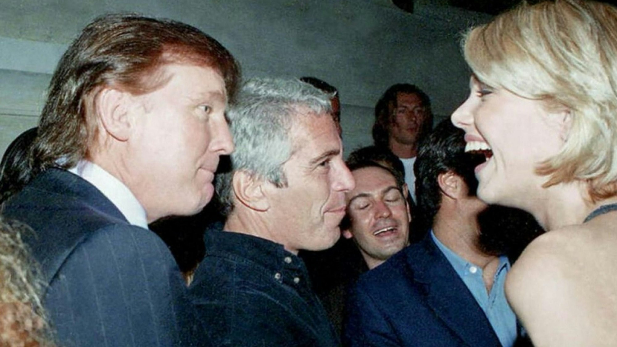 Eine undatierte Aufnahme zeigt Donald Trump zusammen mit Jeffrey Epstein. (Archivbild)