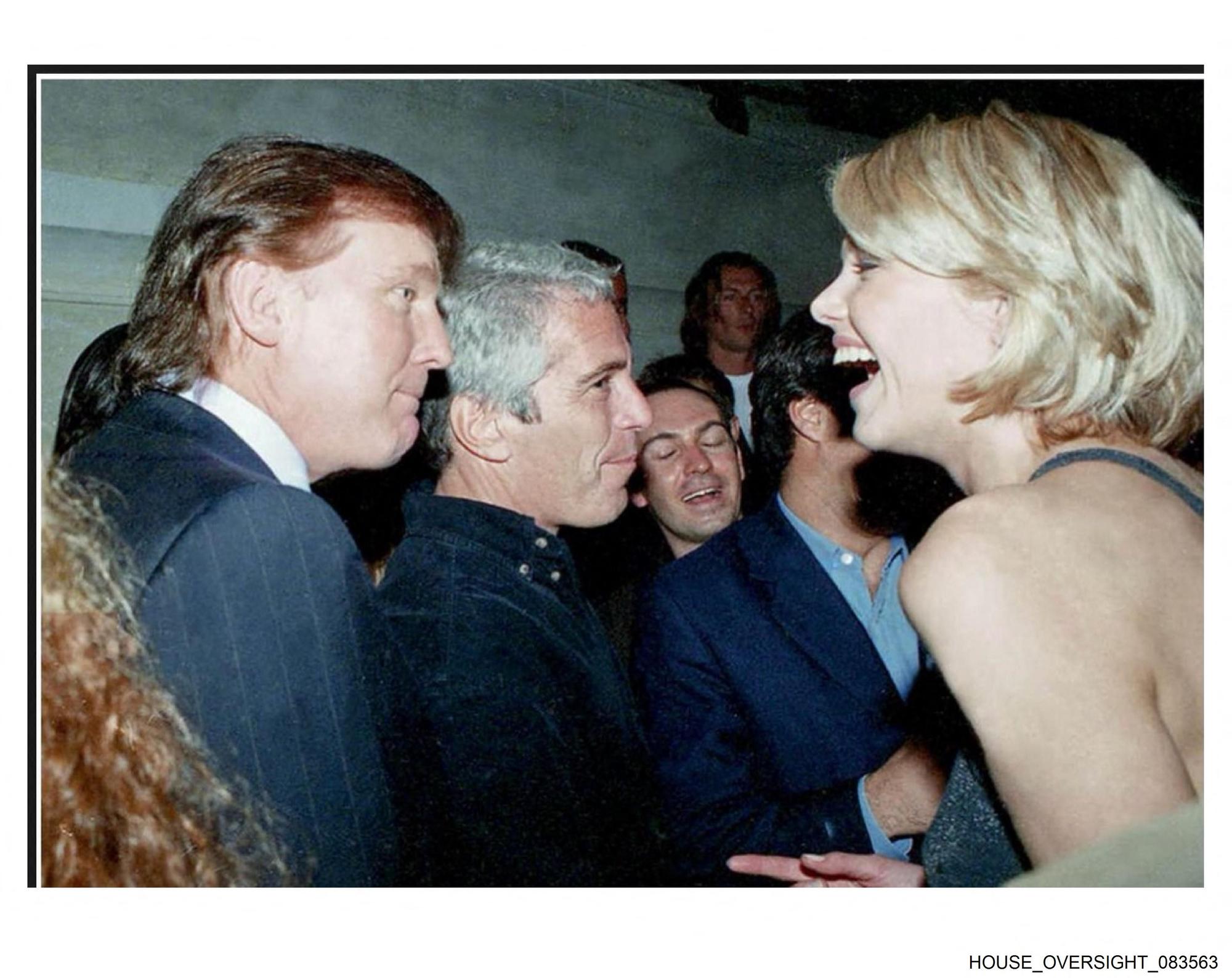 Demokratische Abgeordnete veröffentlichten am Freitag eine neue Reihe von Fotos aus dem Nachlass des verurteilten Sexualstraftäters Jeffrey Epstein, darunter Bilder von US-Präsident Donald Trump und dem ehemaligen Präsidenten Bill Clinton sowie dem ehemaligen Trump-Berater Steve Bannon, dem ehemaligen Finanzminister unter Clinton, Larry Summers, dem Regisseur Woody Allen und dem ehemaligen Prinzen, der heute als Andrew Mountbatten-Windsor bekannt ist.