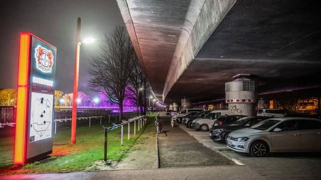 An die Autobahn 1 (Stelze) grenzt der Sportpark, auf dem unter anderem die Profimannschaft von Bayer 04 Trainingsplätze nutzt. Die Parkplätze unter der A1 sollen aber wegfallen (ab 2032). Als Ersatz kommen ein Parkhaus oder ebenerdigen parkplätze auf den trainingsplätzen infrage. Bild: Ralf Krieger
