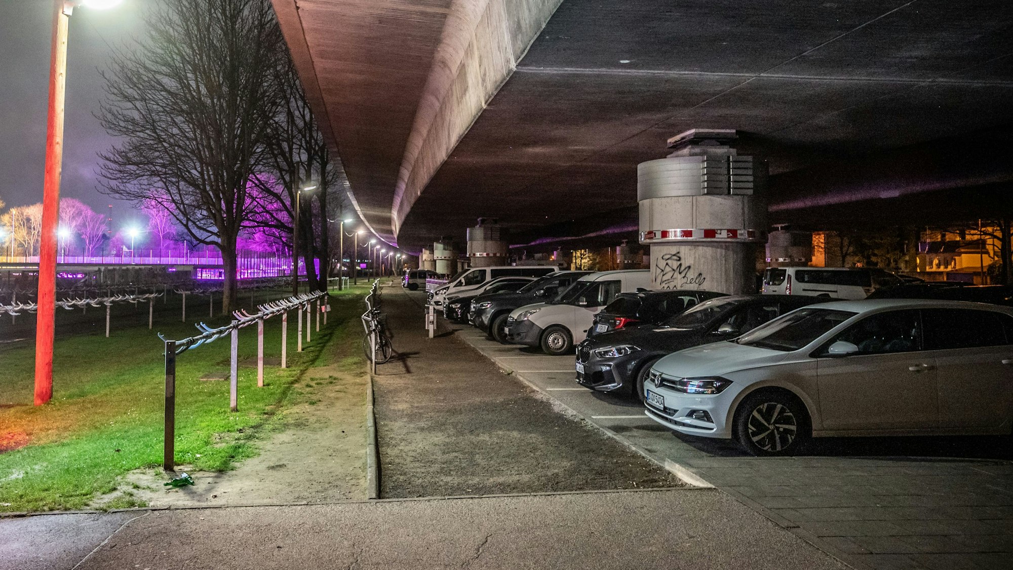 An die Autobahn 1 (Stelze) grenzt der Sportpark, auf dem unter anderem die Profimannschaft von Bayer 04 Trainingsplätze nutzt. Die Parkplätze unter der A1 sollen aber wegfallen (ab 2032). Als Ersatz kommen ein Parkhaus oder ebenerdigen parkplätze auf den trainingsplätzen infrage. Bild: Ralf Krieger